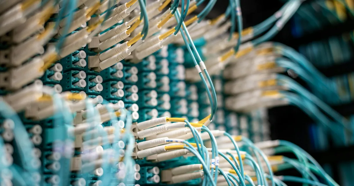 Illustration comparing fiber, cable, DSL, and 5G internet services with icons, speed graphs, and price tags for 2026 analysis.