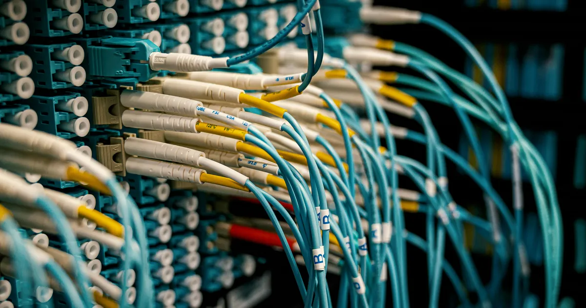 Icons representing different broadband types: fiber, cable, DSL, satellite.